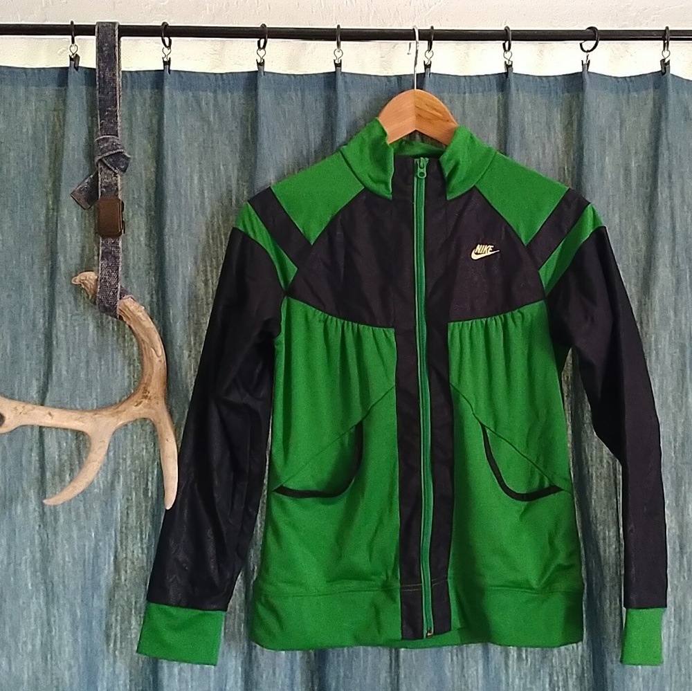 💚 Green & Black Nike Track Jacket